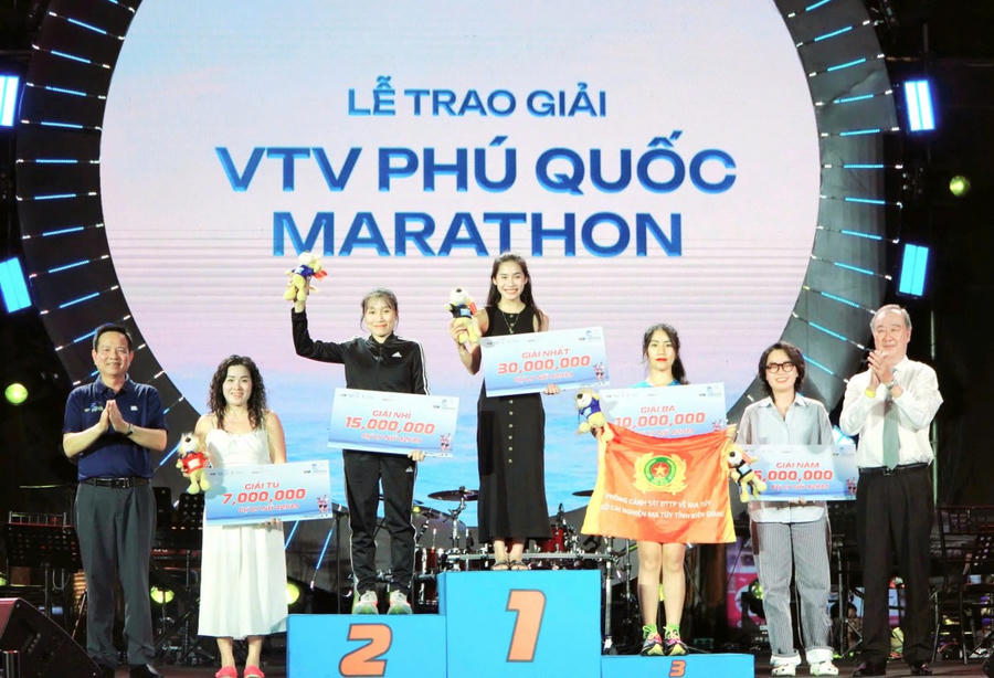 Ông Nguyễn Văn Sáu - Giám đốc Sở Văn hóa và Thể thao tỉnh Kiên Giang trao giải cho các vận động viên đoạt giải cự ly 42km nữ