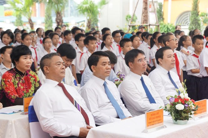 Đồng chí Nguyễn Đức Chung dự lễ khai giảng tại trường THCS Thanh Xuân. Đây là năm đầu tiên trường THCS Thanh Xuân đi vào giảng dạy trên ngôi trường mới với 707 học sinh.   Ảnh Đỗ Hợp - Hoàng Mạnh Thắng (Tiền Phong)