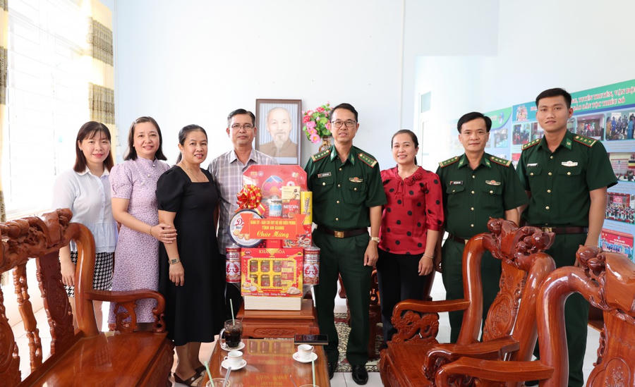 Đoàn công tác tặng quà cho Sở Dân tộc và Tôn giáo tỉnh An Giang.