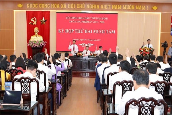 Các đại biểu biểu quyết thông qua các Nghị quyết.