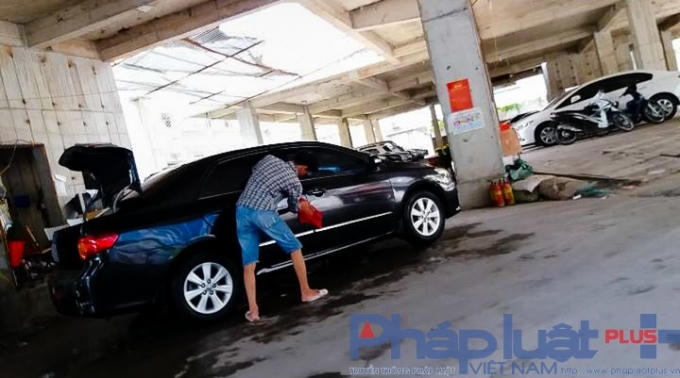 Cũng theo một số người dân việc hình thành điểm trông giữ xe trên về lâu dài sẽ gây mất an toàn, nhất là trật tự an toàn giao thông khi hàng ngày có rất nhiều xe ra vào.