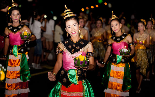 Thái Lan: Tết Trung thu ở Thái Lan được gọi là “lễ cầu trăng”, tổ chức vào đúng ngày 15/8 âm lịch. Trong đêm Trung thu, tất cả già trẻ gái trai đều phải tham gia lễ cúng trăng, mọi người sẽ ngồi quây quần bên bàn thờ Quan Thế Âm Bồ Tát và Bát Tiên để cầu nguyện những điều tốt đẹp nhất. Phía trên bàn thờ sẽ bày quả đào và bánh Trung thu. Người Thái tin làm vậy Bát Tiên sẽ giúp mang đào tới cung trăng để chúc thọ Quan Âm, và các vị thần tiên sẽ ban phước lành cho mọi người.