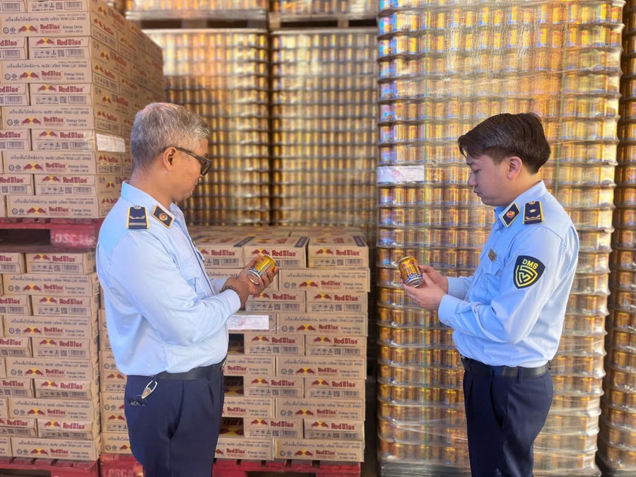 Lực lượng chức năng kiểm tra sản phẩm. (Ảnh: dms.gov.vn)