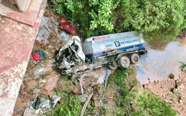 Sơn La: Xe chở xăng dầu lao xuống suối, 1 người bị thương