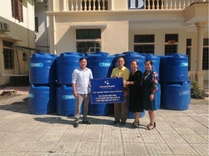 Đại diện Tập đoàn Tân Á Đại Thành trao quà tới người dân thông qua Ủy ban Mặt trận Tổ quốc huyện Quế Phong, Nghệ An (Ảnh: TAĐT).