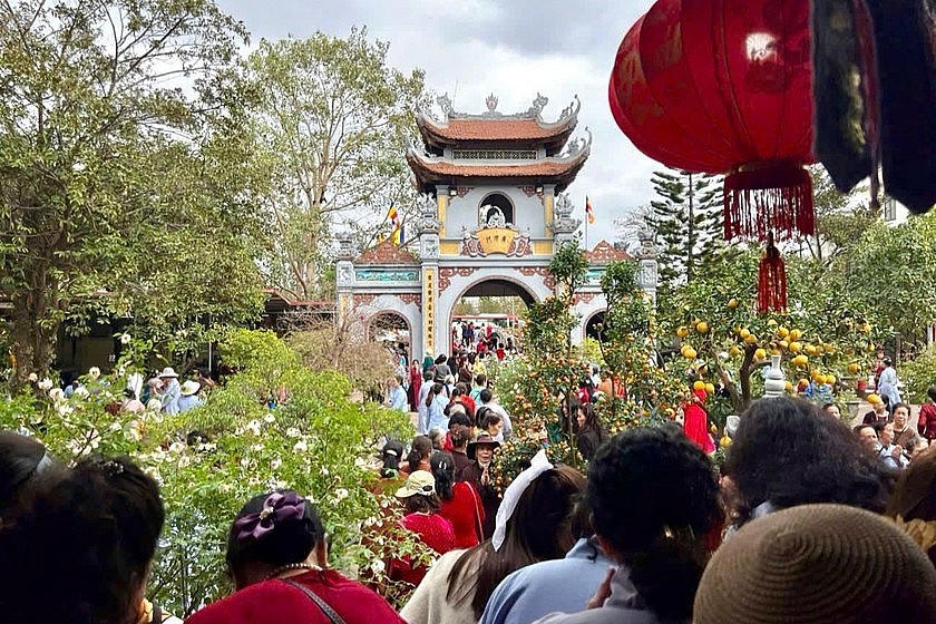 Khách du lịch chiêm bái, vãn cảnh tại chùa Guột (tỉnh Bắc Ninh). (Ảnh: PV)