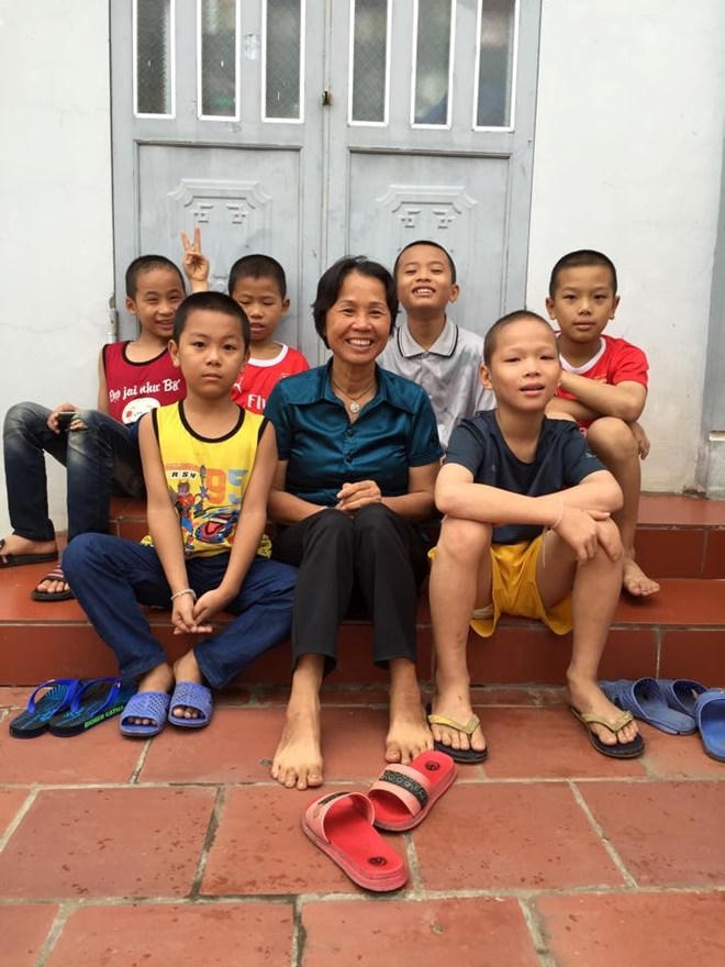 Chị Thảo và đám trẻ ở chùa