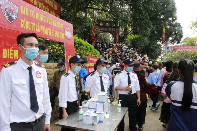Anh Trần Kim Sơn là Giám đốc công ty vệ sĩ Sơn Tinh cùng với nhân viên của mình đã gọp một chút sức nhỏ của mình trong ngày diễn ra lễ hội Đền Hùng năm 2021