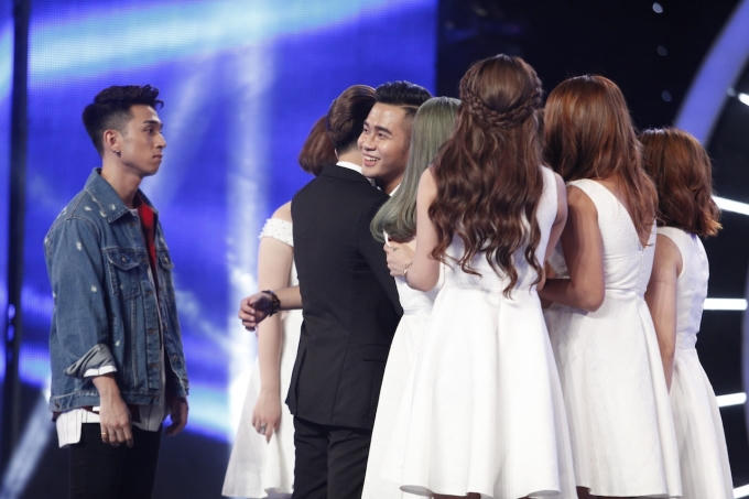 Vietnam Idol 2016: “Chàng trai bún bò” Bá Duy thể hiện “đẳng cấp ca sĩ” trong liveshow đầu tiên