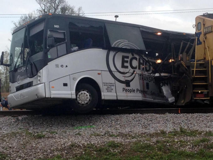 Theo các nhân chứng, hành khách trên xe bus đa số là người lớn tuổi. Họ cho biết chiếc xe bus đã bị mắc kẹt trên đường ray khoảng năm phút trước khi tàu chở hàng đâm vào nó.