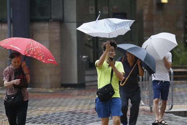 Dự báo, trong 24 giờ tiếp theo, bão tiếp tục di chuyển theo hướng Tây Bắc, vào sâu địa phận tỉnh Quảng Đông và Quảng Tây (Trung Quốc), mỗi giờ đi được khoảng 20km. (Ảnh: China Daily)