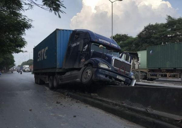 Sáng ngày 24/8/18 xe đầu kéo mang BKS 15C02766 đã đâm vào mấu Cầu Vượt Lạch Tray hướng Hà Nội về Cảng Hải Phòng.