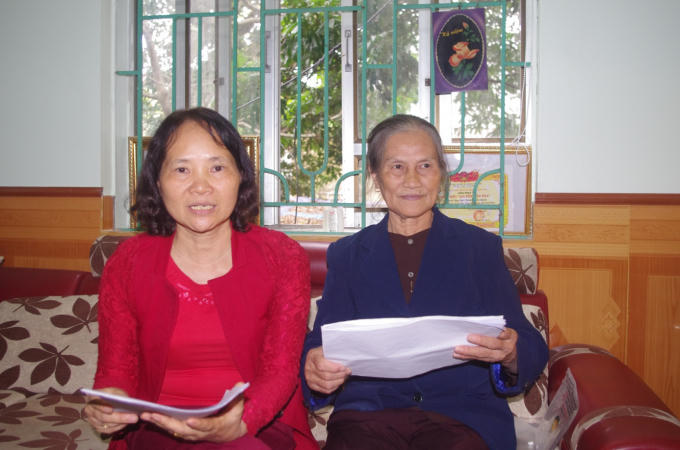 Bà Đỗ Thị Hồng Tuyết (trái) và Bùi Thị Hợi trình bày vụ việc với phóng viên.