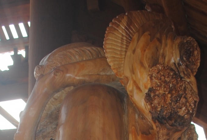 Đường nét mềm mại của tượng Bồ Đề Đạt Ma nhìn từ phía sau.