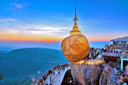 Lượng nhiếp ảnh gia Việt Nam có ảnh triển lãm cũng chiếm đa số với 61 trên tổng số 136 tác giả. Ảnh trên chụp tại chùa Đá Vàng, Myanmar.
