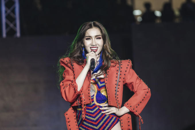 Đỗ Nhật H&agrave; tỏa s&aacute;ng với trang phục d&acirc;n tộc tại Miss International Queen 2019