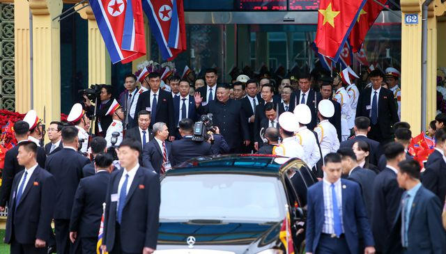 AFP dẫn lời một người từng nằm trong đội an ninh bảo vệ cố lãnh đạo Kim Jong-il, cho biết có 6 lớp an ninh khác nhau bảo vệ nhà lãnh đạo Triều Tiên trong các chuyến công tác và đội vệ sĩ được coi là một trong những lớp an ninh nghiêm ngặt nhất trên thế giới "mà con kiến cũng không thể lọt qua".