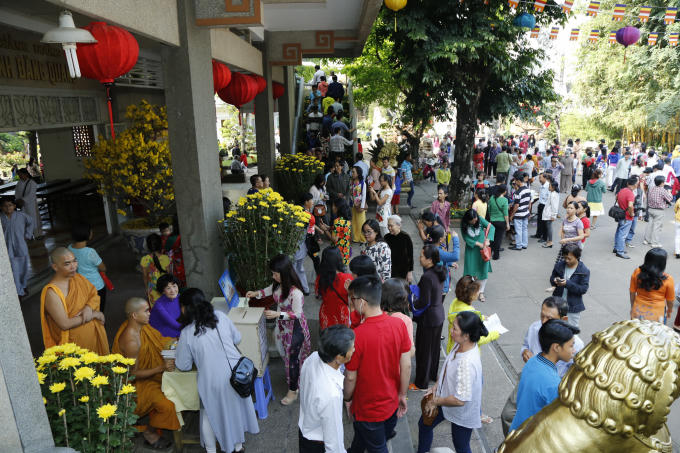 Người người cầm trên tay những cây vàng, cây bạc, khói hương trong chùa nghi ngút từ sáng sớm đầu năm.