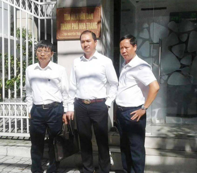 Luật sư Trương Anh Tú đứng giữa yêu cầu Công ty Vịnh Thiên Đường bồi thường trên 8 tỷ đồng.