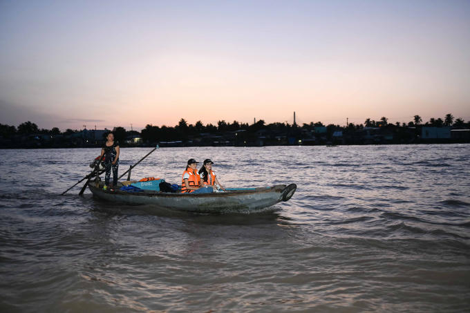 Huyền My, Ngọc H&acirc;n xinh đẹp nổi bật ở khu chợ nổi độc đ&aacute;o ở miền T&acirc;y