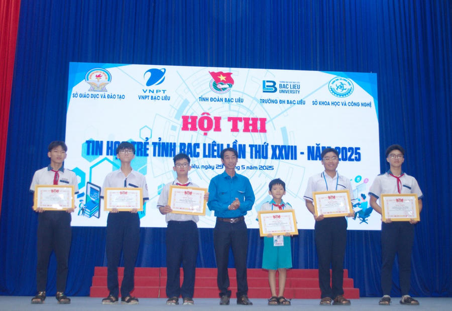 Anh Trần Nguyễn Trường Giang - Phó Bí thư Thường trực Tỉnh Đoàn, Chủ tịch Hội đồng Đội tỉnh Bạc Liêu (Phó Trưởng ban Thường trực Ban tổ chức Hội thi tin học trẻ năm 2025), trao giải Nhất cho thí sinh các Bảng.