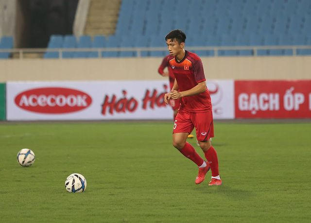 Văn Hậu tập sút phạt