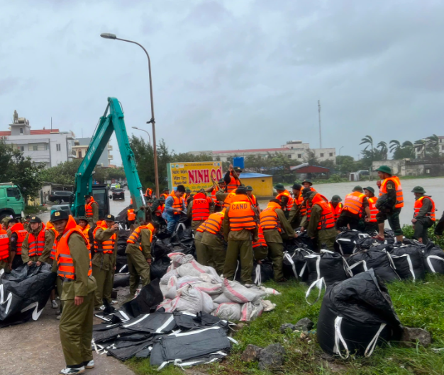 Khẩn trương hỗ trợ Nhân dân khắc phục hậu quả bão số 10 và mưa lũ