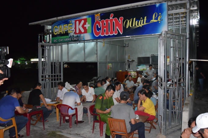 Trinh sát ập vào bất ngờ quán cà phê, phá sòng bạc.