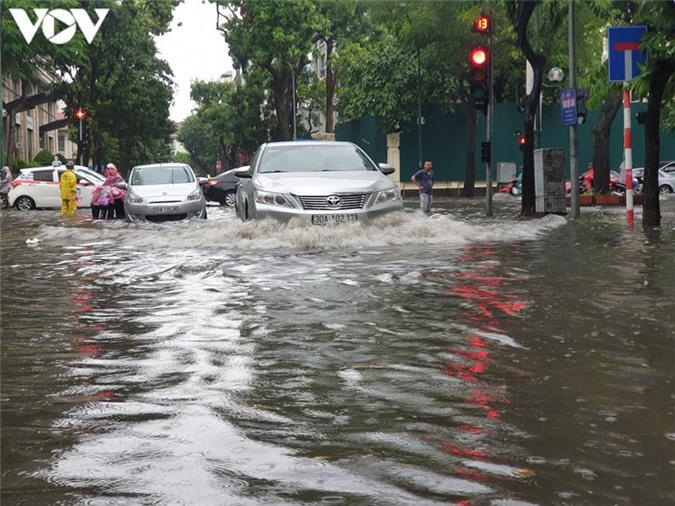 kinh nghiem khi lai xe vao mua mua va qua duong ngap hinh 3