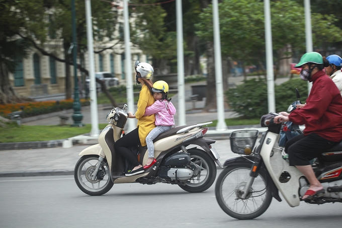 Ai ra đường cũng phải mặc áo kín mít
