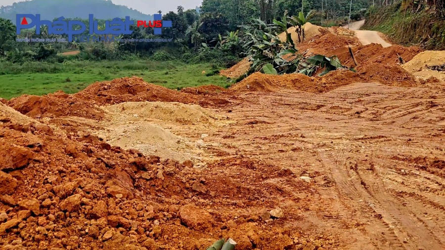 Hàng nghìn m3 đất được trút xuống đồng ruộng rồi lu lèn thành mặt bằng rộng lớn.
