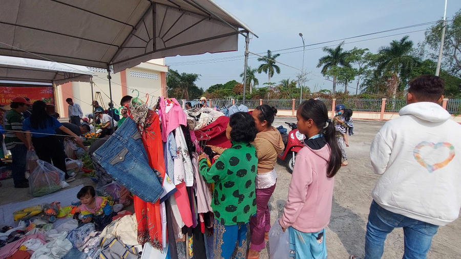 Người nghèo đến phiên chợ 0 đồng lựa quần áo