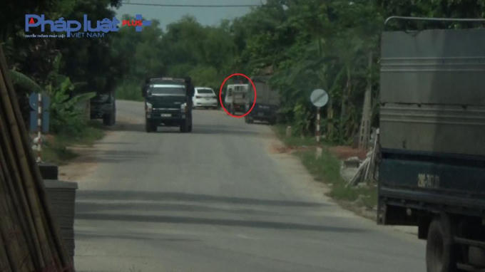 Chỉ trong vòng 15 phút Phóng viên Pháp luật Plus ghi nhận hàng chục trường hợp xe có dấu hiệu quá tải "thông chốt" CSGT Công an huyện Hiệp Hòa.