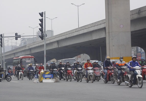 Các phương tiện đều phải tránh né cột đèn này khi đang lưu thông.
