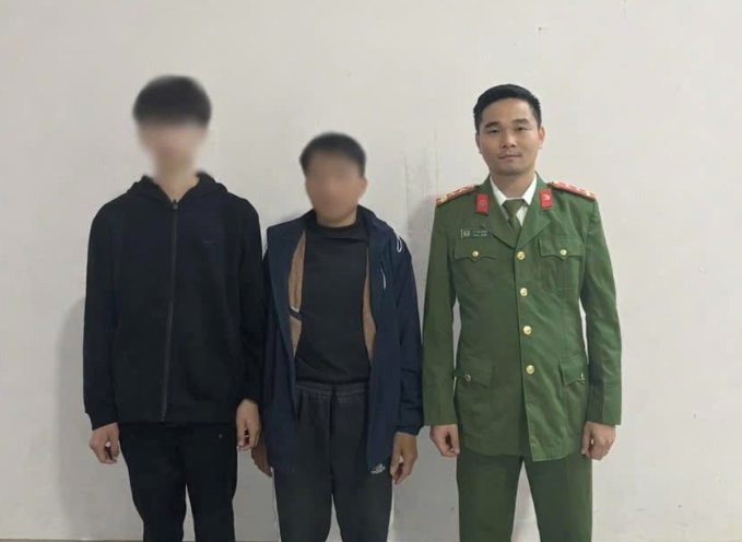 Cơ quan Công an bàn giao chau bé cho gia đình. (Ảnh: Công an Tuyên Quang).