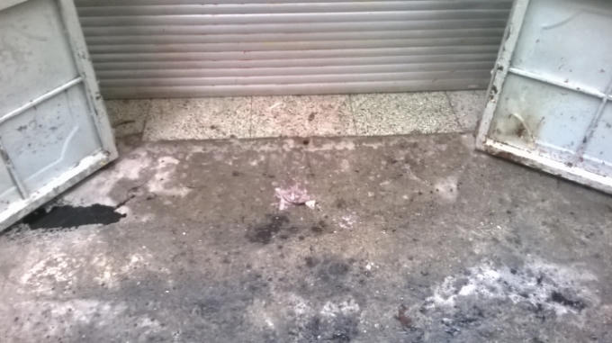 Nhà dân bị ném “bom bẩn”. (Ảnh minh họa)