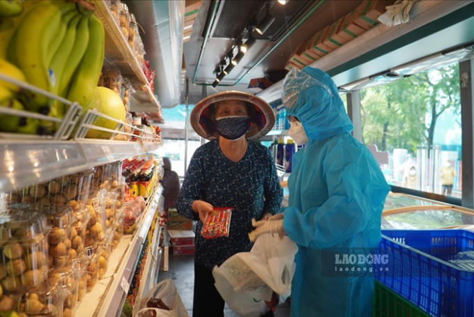 Bên trong xe buýt các mặt hàng được bày bán một cách khoa học, giá nêm yết rõ ràng để người dân dễ dàng lựa chọn.