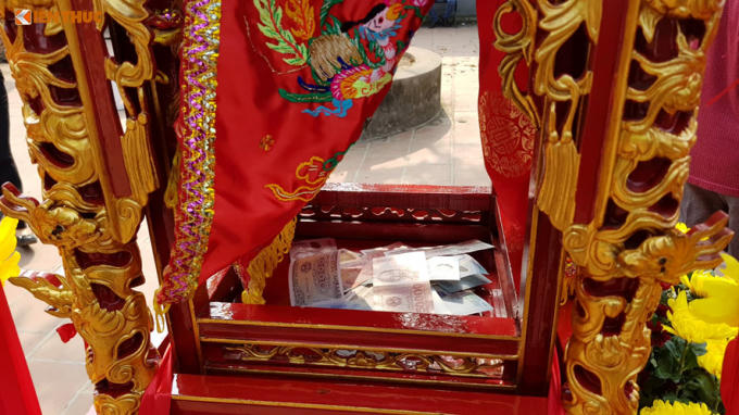 Tiền được nhiều người thả vào Kiệu ấn.