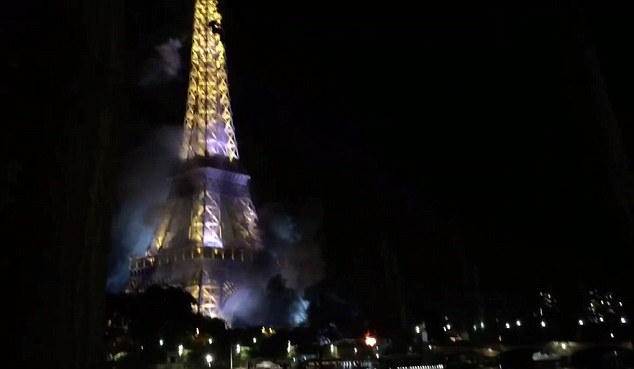 Tháp Eiffel "bốc khói" vào tối qua. (Ảnh: DM)