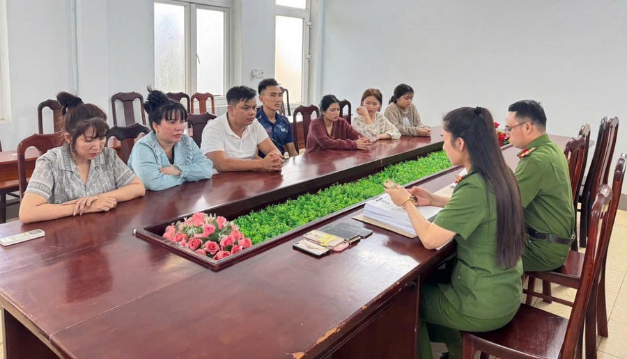 (Lực lượng Công an làm việc với các đối tượng trong đường dây mua bán người)