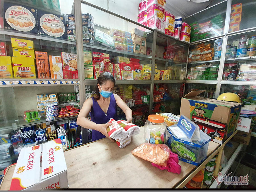 Bà Vũ Thị Dũng tranh thủ thu dọn hàng quán để đi sơ tán.