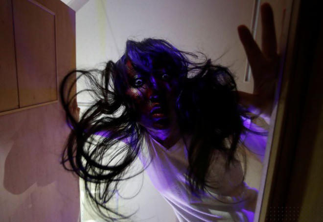 Nằm trong quan tài nghe chuyện kinh dị để giảm nỗi sợ hãi về dịch COVID-19 - ảnh 2