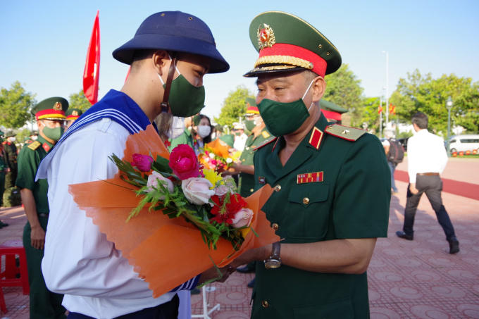 Thiếu tướng Hoàng Đình Chung, Chủ nhiệm Chính trị Quân khu 7 tặng hoa, thăm hỏi, động viên thanh niên TP.Phan Thiết lên đường nhập ngũ năm 2022.