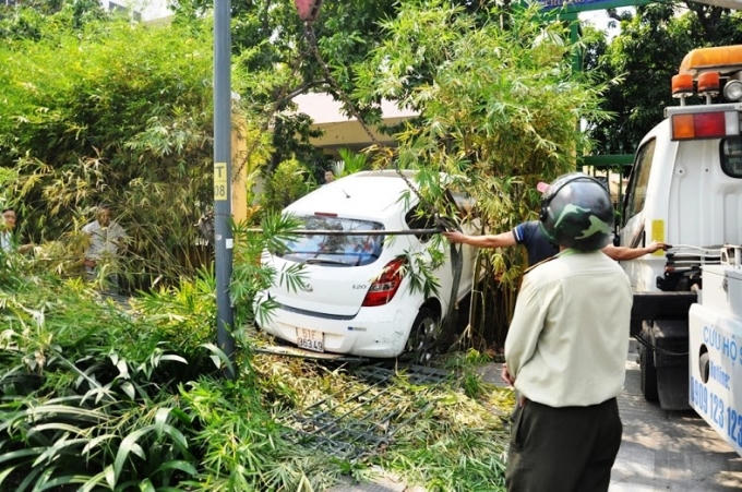 TP HCM: Nữ tài xế húc đổ rào thép, đè cụ ông chạy xe ôm