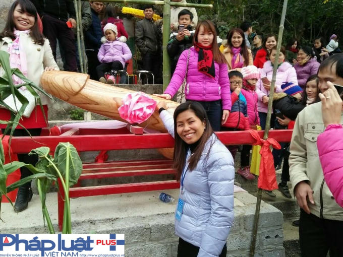 Nhiều du khách thích thú chụp ảnh cùng lễ vật "tàng thing". Ảnh HN.