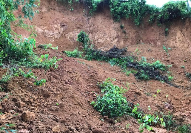 Xuất hiện tình trạng sạt lở đất
