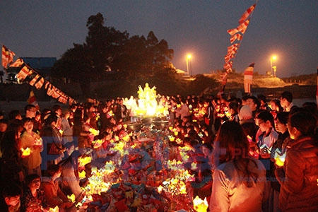 ...mà nhất là các bạn sinh viên lớp trẻ ở Hà Nội, biết được các khóa tu là vô cùng có duyên có phước, chứ chúng tôi ở xa, không thể biết mà nắm được thông tin, nhiều người cũng không biết lên chùa để làm lễ, chứ đừng nói là được dự khóa lễ như thế này,…”.