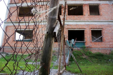 Để bảo vệ khu tòa nhà này, đơn vị thi công dùng hàng rào lưới thép, nhiều tấm tôn chắn bao quanh.