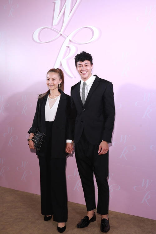 Vợ chồng diễn viên Hà Nhuận Đông.