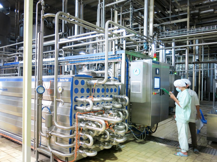 Hệ thống máy móc hiện đại bên trong nhà máy của Nutifood.